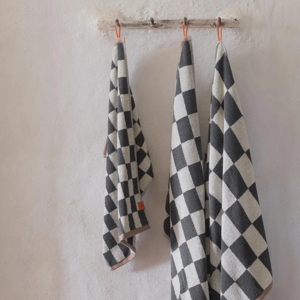 Mette Ditmer Badeværelse|Badtekstiler>Retro Hand Towel Dark Grey