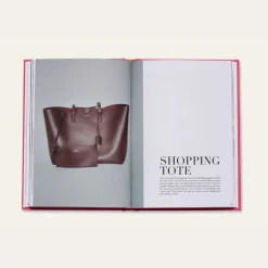 New Mags Bøger>The Essence Of Yves Saint Laurent