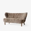 &Tradition Stue|Sofaer>Lille Petra VB2 Sofa Sahara Sheepskin Walnut Legs