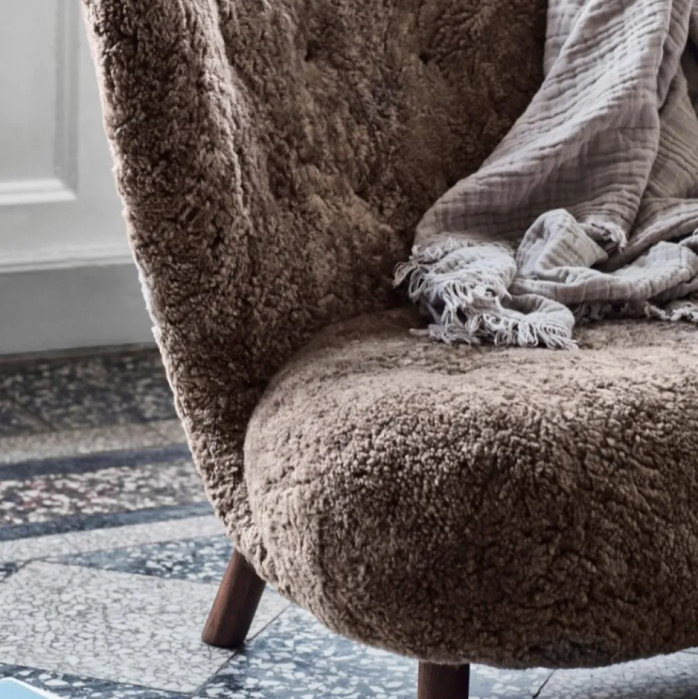 &Tradition Stue|Sofaer>Lille Petra VB2 Sofa Sahara Sheepskin Walnut Legs