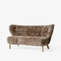 &Tradition Stue|Sofaer>Lille Petra VB2 Sofa Sahara Sheepskin Oak Legs