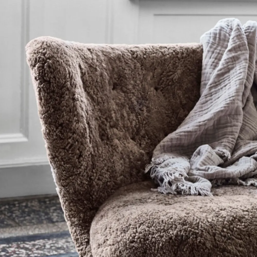 &Tradition Stue|Sofaer>Lille Petra VB2 Sofa Sahara Sheepskin Oak Legs