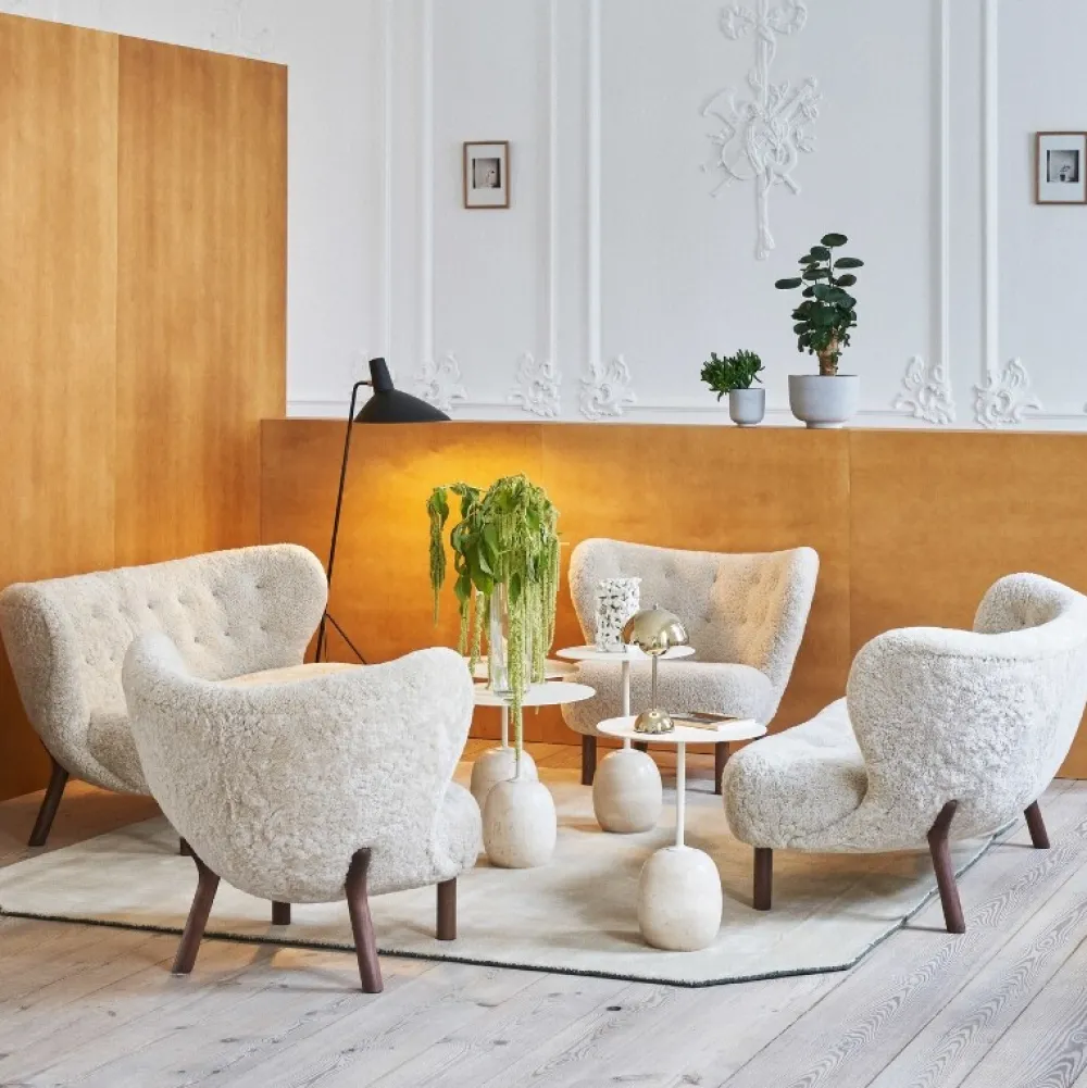 &Tradition Stue|Sofaer>Lille Petra VB2 Sofa Moonlight Sheepskin Walnut Legs