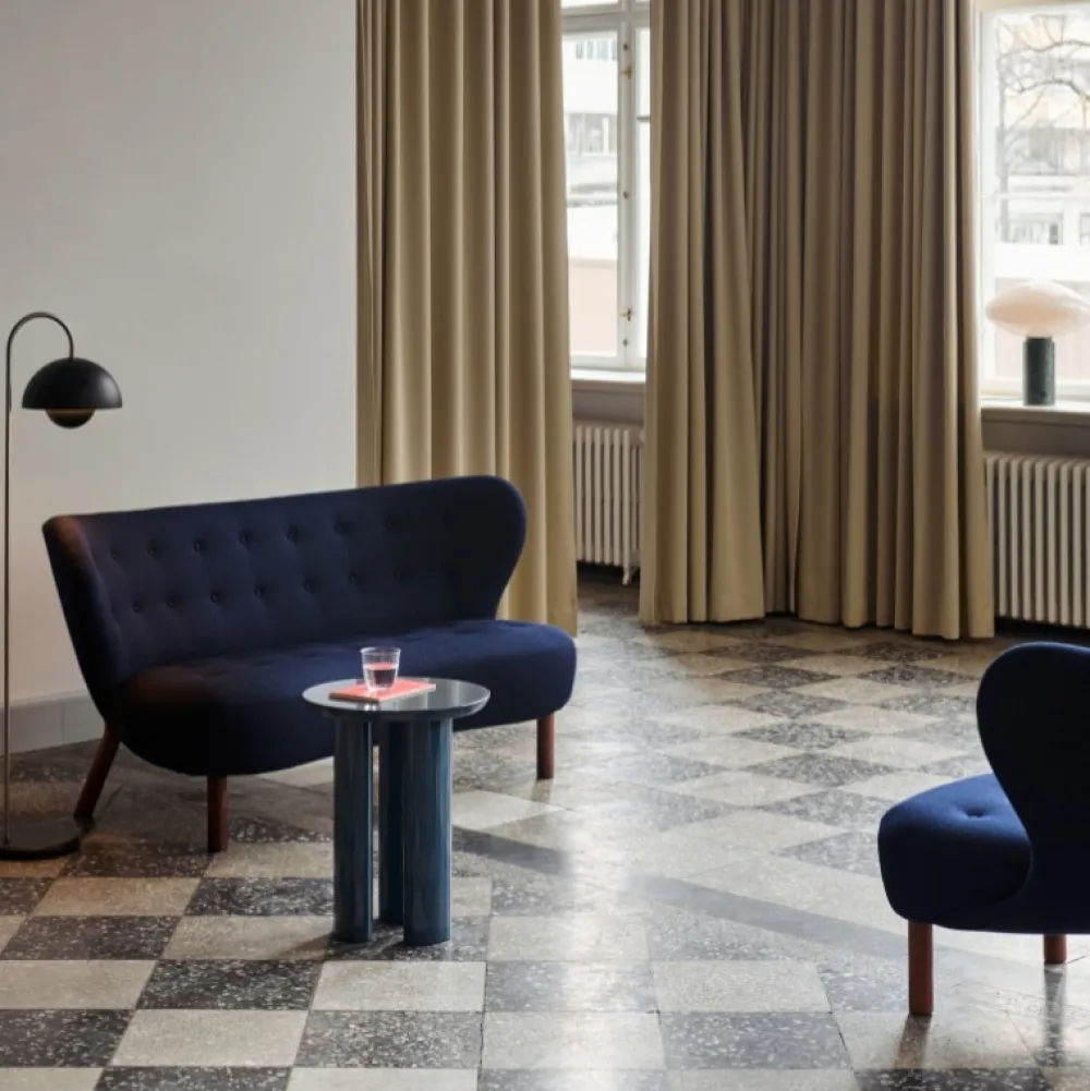 &Tradition Stue|Sofaer>Lille Petra VB2 Sofa Vidar 0554 Walnut Legs