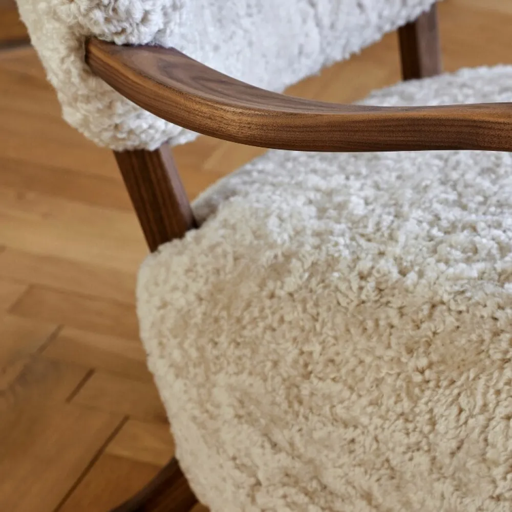 &Tradition Stue|Stole>Wulff ATD2 Moonlight Sheepskin Oiled Walnut
